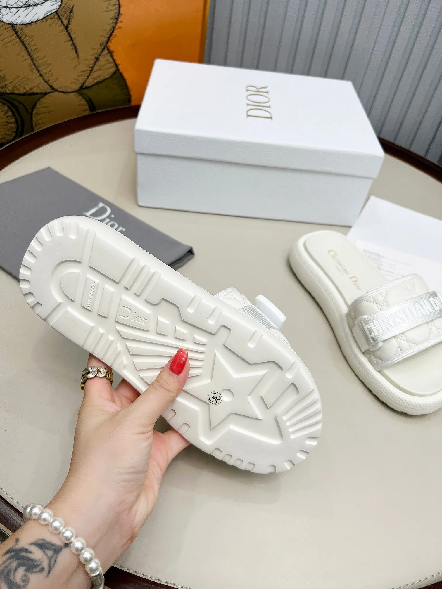 👟👟Ex-factory price 420👟👟 Dior Dior high version slippers, 👏👏2025 new classic model 🔥purchasing level qualityhot-selling thick-soled slippers in foreign counters💋———————————— Upper➕Inner: Original customized special electric embroidery material, Sole: Original mold 1.1 (lightweight) Bottom thickness: heel 5cm, forefoot 3cm, size 35-40 (with full set of packaging, cloth bag handbag, card instructions). You are welcome to place an order in advance, first come first served. Win-win cooperation.